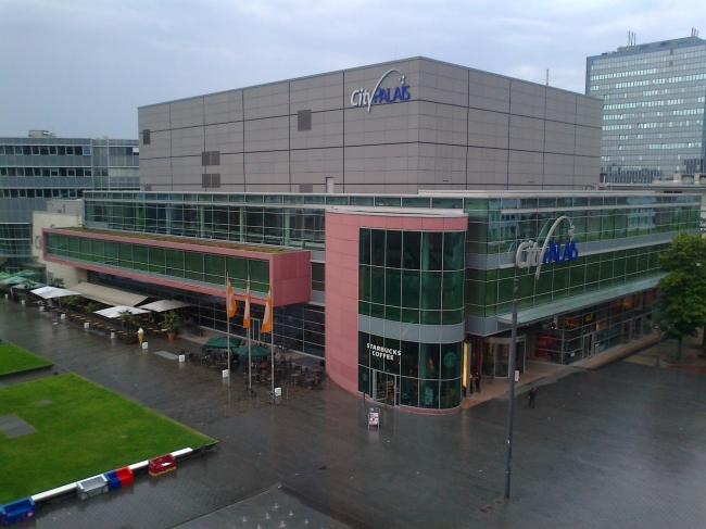CityPalais Duisburg, with Starbucks at the corner, as seen from the roof terrace of Karstadt Duisburg