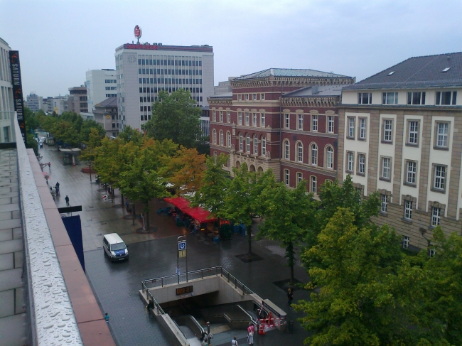 Duisburg's main shoppping street / highstreet, with the Gericht on the right, as seen from karstadt's terrace