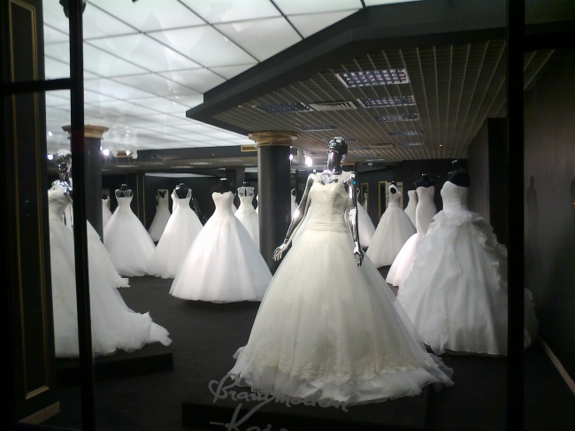 The frozen ball, a bridal shoppe in DUS with a new display