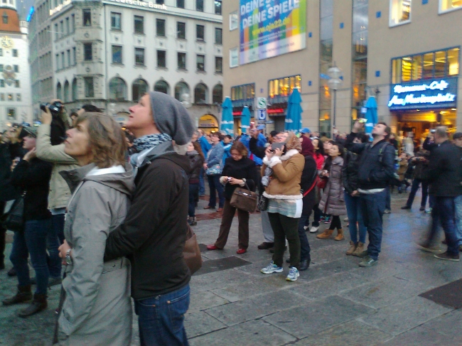 People waiting fro the "Glockenspiel", Tourist attraction number one on Marienplatz!