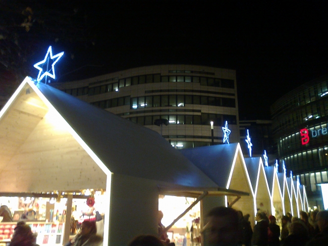 Weihnachtsmarkt, Shadowplatz, near Kö-Bogen and Breuninger Düsseldorf, instead of an assortment of different booths and trailers, this place has a new and very organised (let's call it frosty) X-mas market 