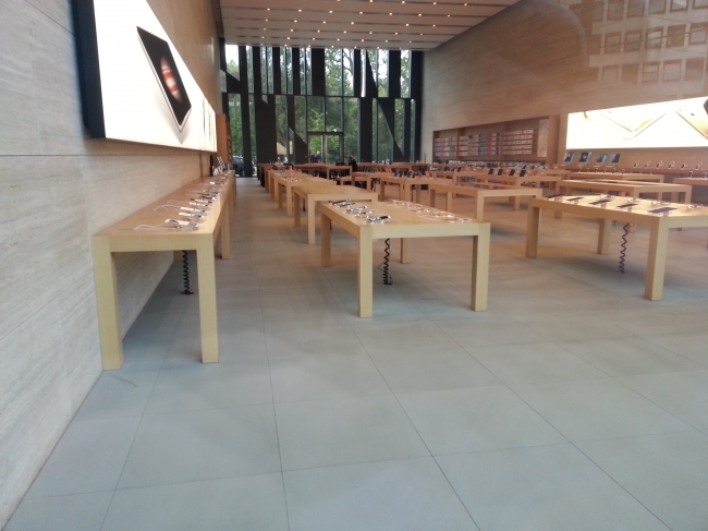 Empty Apple Store, odd