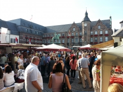 Weinfest vor dem Rathaus