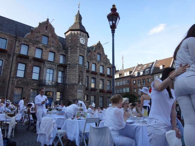 Diner en Blanc vor dem Rathaus, 