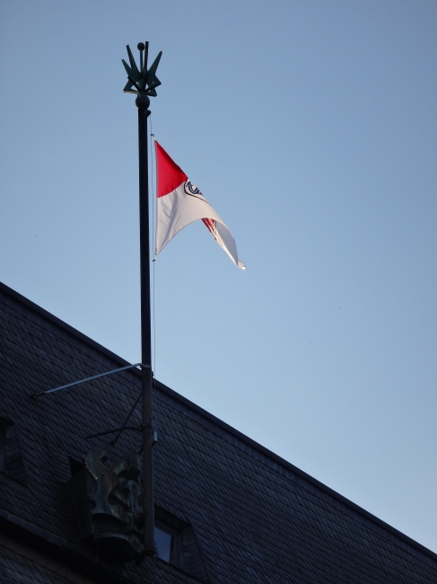 Fahne Düsseldorfs am Rathaus, 