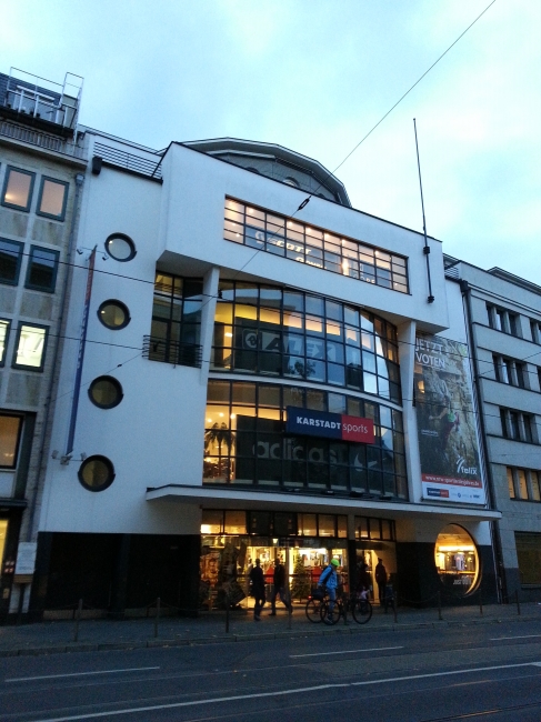 Karstadt Sport, Vorderansicht, am Wehrhahn