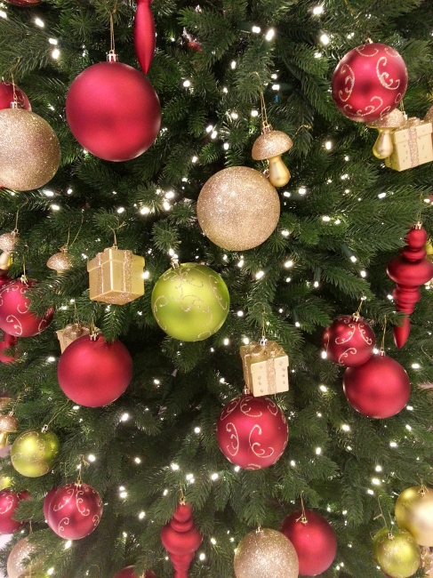 Weihnachtskugeln am Baum, @Kaufhof CentrO