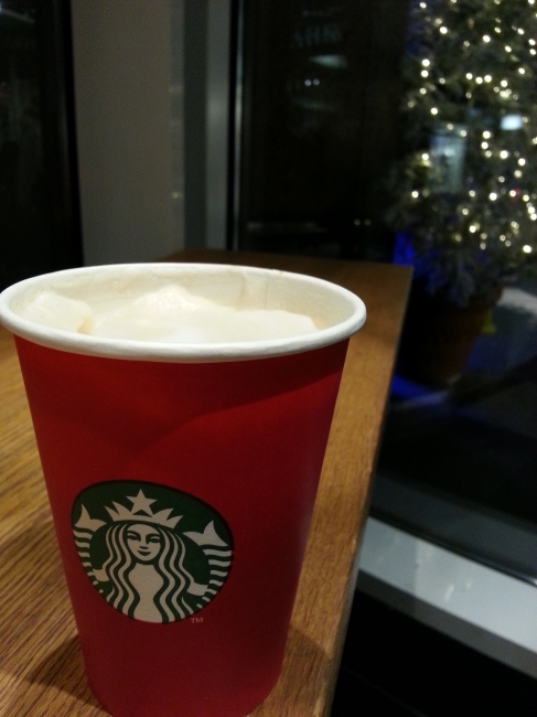 Starbucks, Fokus auf dem becher, Wollte Starbucks nicht diese Jahr keine Jahreszeiten-typischen Tassen/Becher machen??