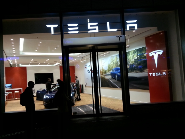 Tesla Motors Düsseldorf, neuer Showroom im Kö-Bogen, neben Apple, wo sonst sieht sich Elon Musk?