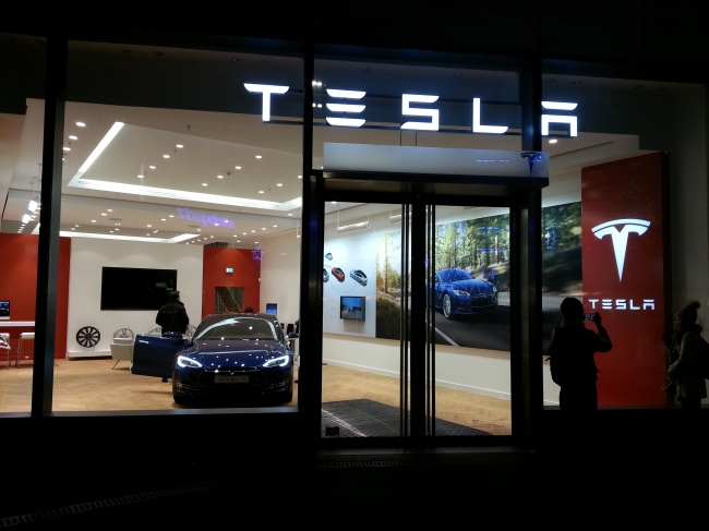 Tesla Motors Düsseldorf, neuer Showroom im Kö-Bogen, neben Apple, wo sonst sieht sich Elon Musk?