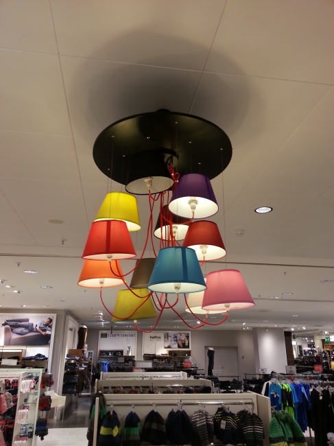 Designlampe im Kaufhof, 