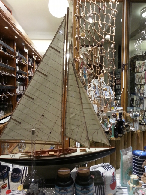 Segelschiff-Modell in einem Schaufenster, 