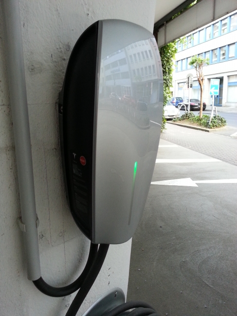 Tesla Charging Station, Düsseldorf, side view, thr green throbber is, well, throbbing, when plugged in