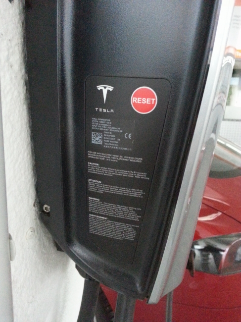 Tesla Ladestation von der Seite, Viel Kleingedrucktes und ein Reset Knopf