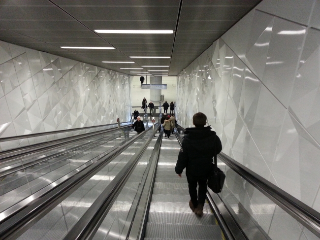 Der lange Weg nach unten, auf der Rolltreppe hinab zur neuen U-Bahn Station der Wehrhan Linie