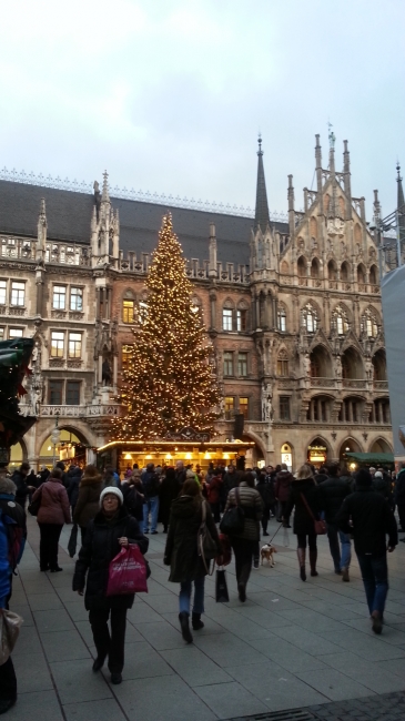 Weihnachtsbaum und Weihnachtsmarkt am Marienplatz, 