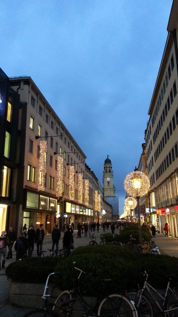 Theatinerstrasse, Blick zum Odeonsplatz mit Theatiner-Kirche