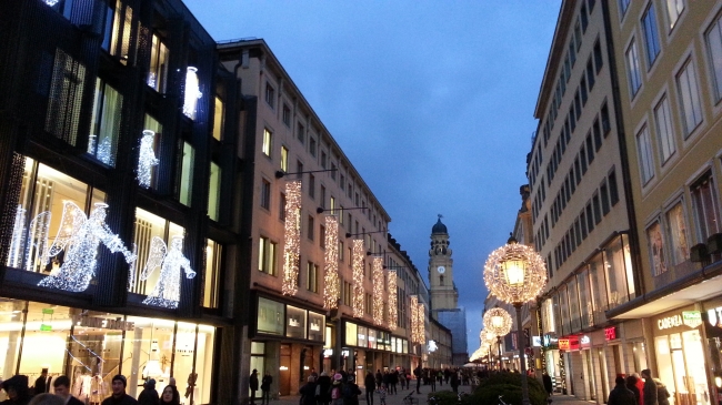 Theatinerstrasse, Blick zum Odeonsplatz mit Theatiner-Kirche