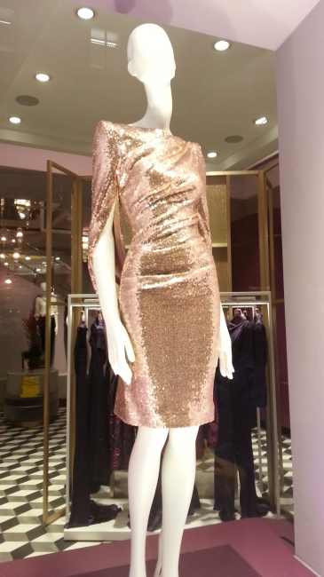 Talbot Runhof, Schaufenster "gold dress"