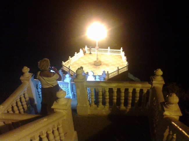 The Outlook at night, The Outlook at night (Plaça del Castell)