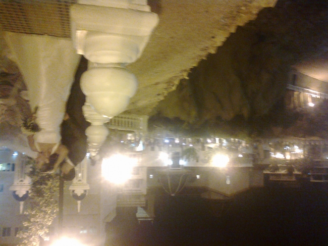 A wedding, at night, on the outlook (Plaça del Castell)