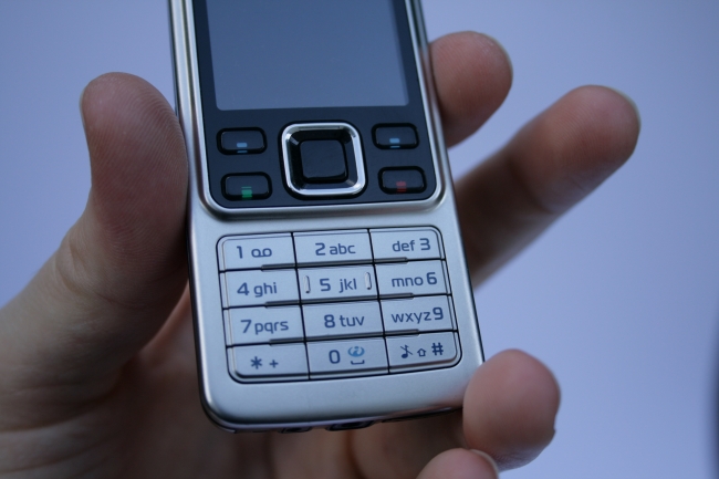 Presenting the Nokia 6300, fingers, 