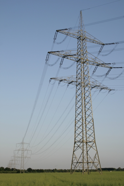 Überlandleitung, Eine Überland Hochspannungsleitung bei Düsseldorf, NRW, Deutschland