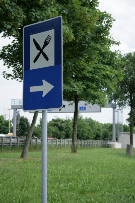 Gaststätte, rechts, Sign on a German Autobahn Raststätte, indicating "the restaurant is to the right"