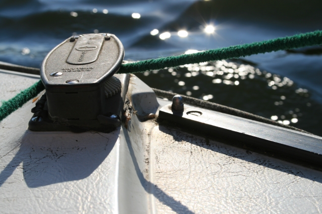 Umlenkrolle, Umlenkrolle an Bord eines Segelschiffs, dahinter Wasser mit glitzernder Sonne