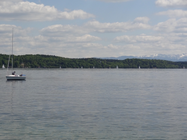 Segelboot und Alpen am Starnberger See, in der Nähe von München