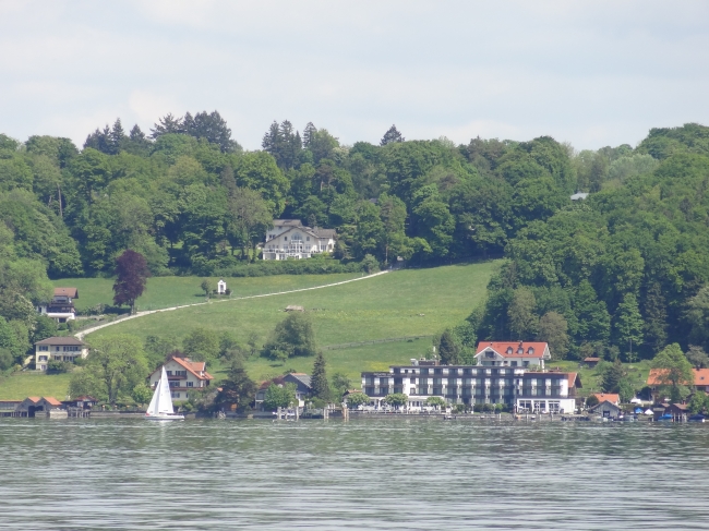 Eine Villa in der Nähe von Berg, am Ostufer des Starnberger Sees, in der Nähe von München