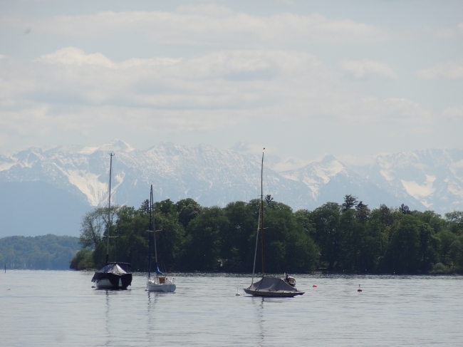 Segelboote und die mächtigen Alpen im Hintergrund, in der Nähe von München
