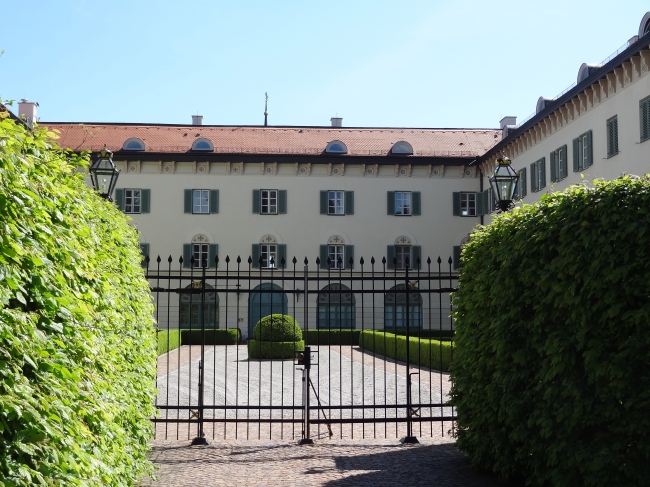 Ehemaliges Schloss, und jetzt in Privatbesitz am Starnberger See in der Nähe von München