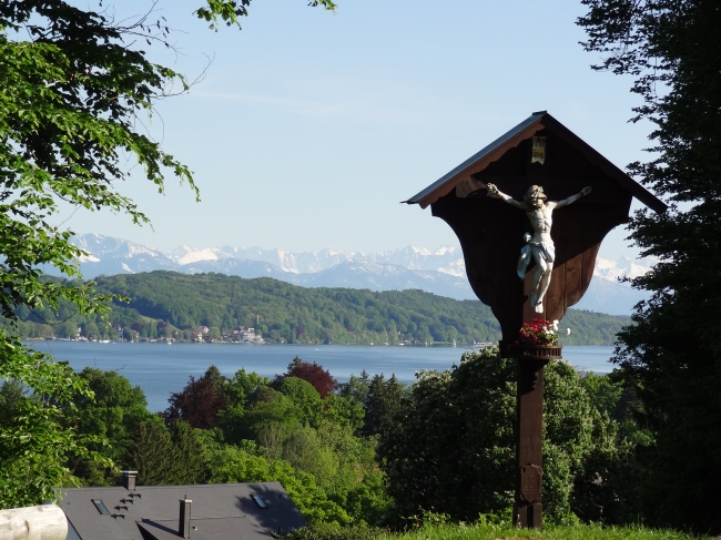 Jesus am Kreuz, am Westufer des Starnberger Sees in der Nähe von München, 