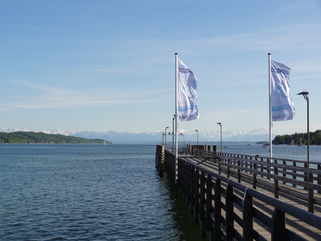 Flaggen am Steg, Nordufer des Starnberger Sees in der Nähe von München