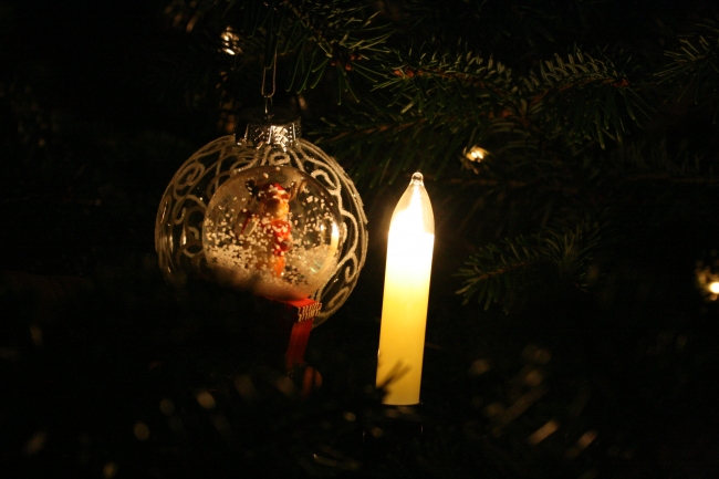 Christbaumkugel und Kerze, 