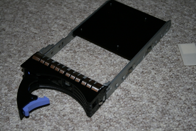 IMG_0920_IBM-Server_Fitting a SSD into x3650 drive trays.JPG, 