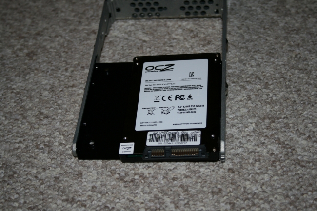 IMG_0923_IBM-Server_Fitting a SSD into x3650 drive trays.JPG, 