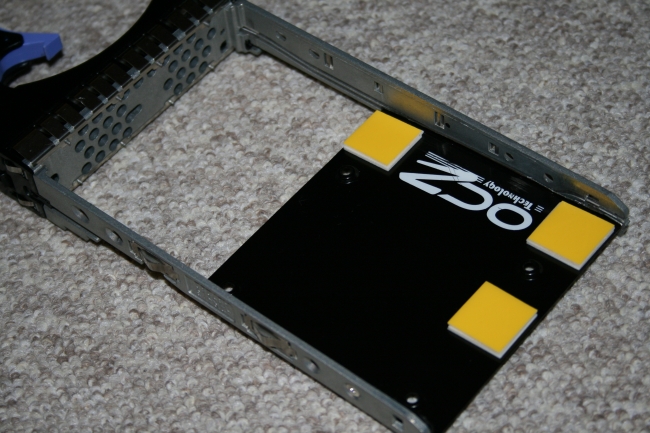 IMG_0926_IBM-Server_Fitting a SSD into x3650 drive trays.JPG, 