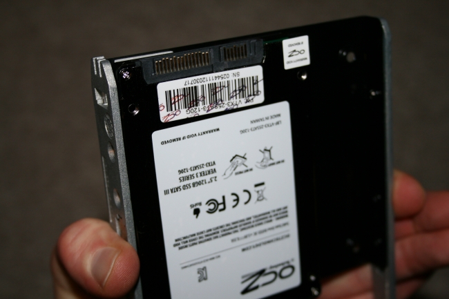 IMG_0930_IBM-Server_Fitting a SSD into x3650 drive trays.JPG, 