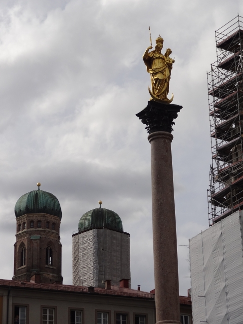 Stele, vor dem Rathaus in München