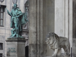 Löwe und Statue an der...