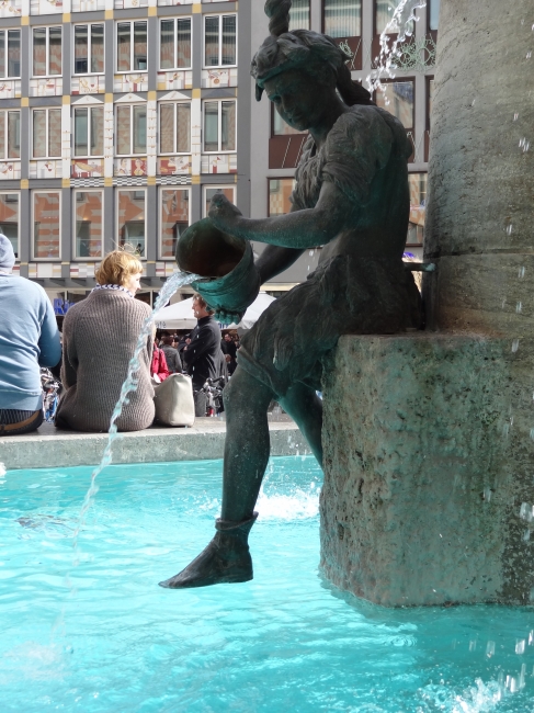 Fischbrunnen, Der ganz frisch geöffnete Fischbrunnen, Treffpunkt und Penner Hang-Out vor dem Rathaus in München