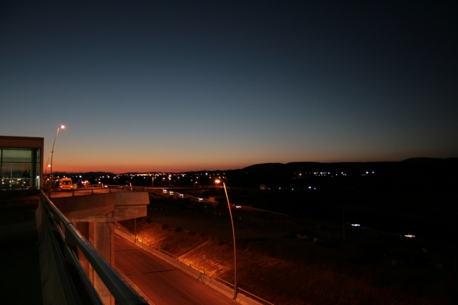 IMG_09925_Am Flughafen Alicante.JPG, View of suburb of Alicante where the airport is, at night