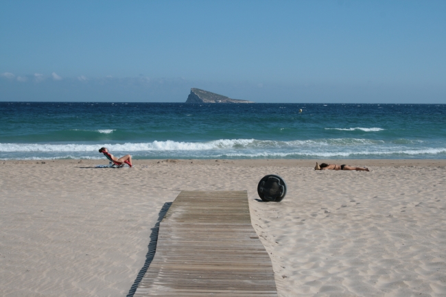Steg zum Wasser, Schwenk 1: am Strand von Poniente, "Isla de Benidorm" im Hintergrund