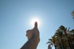Thumb the sun