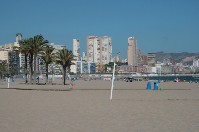 IMG_09959_Playa de Poniente.JPG, den Strand entlang