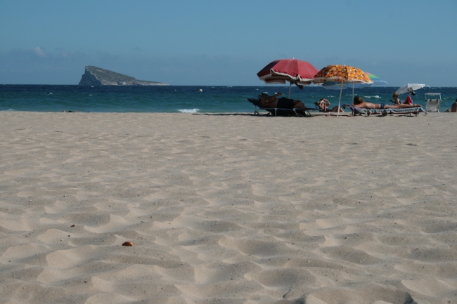 IMG_09968_Playa de Poniente.JPG, Schirme und "Isla Benidorm"