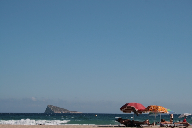 IMG_09969_Playa de Poniente.JPG, Schirme und "Isla de Benidorm", hoch kadriert