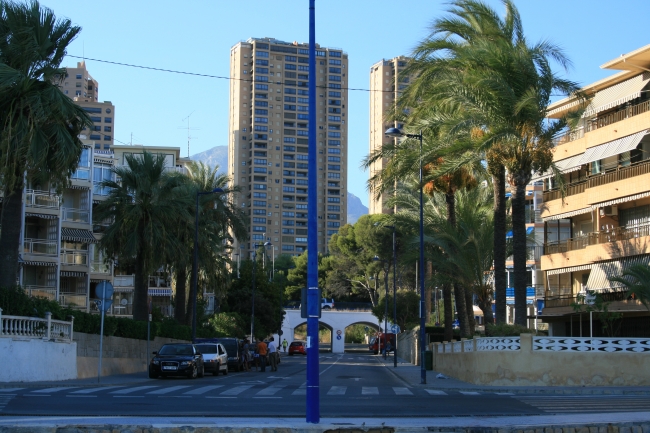 IMG_09973_Playa de Poniente_Strasse auf Coblanca 40 A+B.JPG, Blick Richtung Coblanca 40